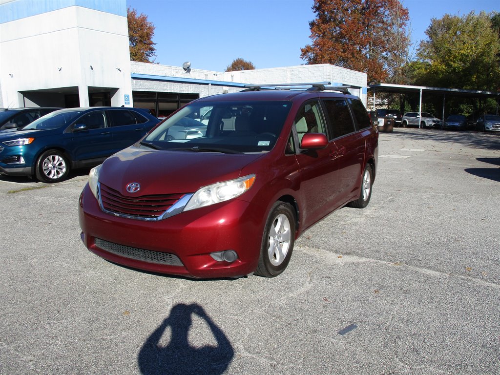 2015 Toyota Sienna LE's photo